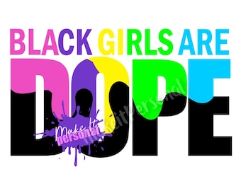 Op de afbeelding: Zwarte tekst "Black Girls Are Dope" met een kleurrijk verfspattereffect. De tekst is zwart met een roze, gele, groene en blauwe omtrek. De verfspatten zijn paars, roze en geel. De tekst "Make it personal" is wit op een paarse verfspatten.