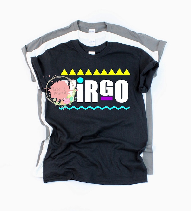 K&ouml;nnte beinhalten: Schwarzes T-Shirt mit einer wei&szlig;en Grafik, auf der "VIRGO" mit einem gelben und blauen Design steht. Die Grafik enth&auml;lt auch den Text "Make it personal".