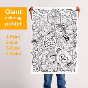 Könnte beinhalten: Ein riesiges Ausmalposter mit schwarz-weißen Linienzeichnungen von herbstlichen Motiven wie Pilzen, Blättern, Eicheln, Beeren und einem Spinnennetz. Der Text auf der linken Seite lautet: Giant coloring poster, 1-Print, 2-Cut, 3-Glue, 4-Color.