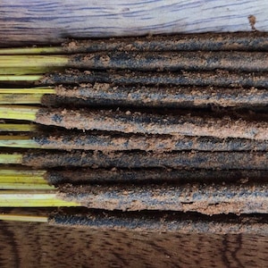 Earth 20 Räucherstäbchen | Patchouli Sandelholz Jasmin | Holy Smoke Natürlicher zeremonieller Räucherstäbchen aus Honigharz