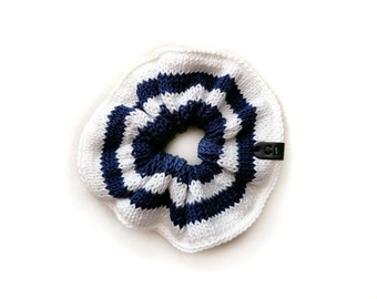 Handgemaakt | Vrouw | Blauwe en witte strepen gebreide zomer scrunchie voor dames, van Coastland Streetwear