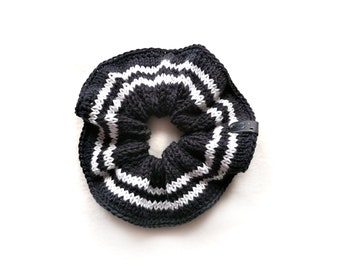 Handgemaakt | Vrouw | Zwart-witte strepen gebreide zomer scrunchie voor dames, van Coastland Streetwear