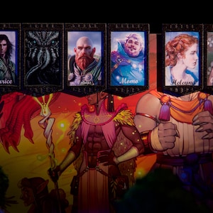 Puede incluir: Ilustraci&oacute;n art&iacute;stica con retratos de personajes etiquetados como "Maurice", "Cthulhu", "Caius", "Momo", "Heleyna" y "Ambrose". La obra de arte tiene un tema de fantas&iacute;a con colores vibrantes y dise&ntilde;os de personajes detallados.