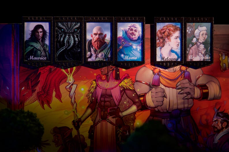 Puede incluir: Ilustraci&oacute;n art&iacute;stica con retratos de personajes etiquetados como "Maurice", "Cthulhu", "Caius", "Momo", "Heleyna" y "Ambrose". La obra de arte tiene un tema de fantas&iacute;a con colores vibrantes y dise&ntilde;os de personajes detallados.