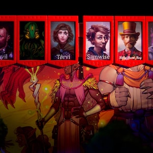 Puede incluir: Ilustraci&oacute;n con seis retratos en marcos rojos, cada uno representando un personaje diferente. Los retratos est&aacute;n etiquetados con nombres como "Anvil", "T&ouml;rvi" y "Samwise". La obra de arte tiene un tema de fantas&iacute;a con dise&ntilde;os de personajes detallados.