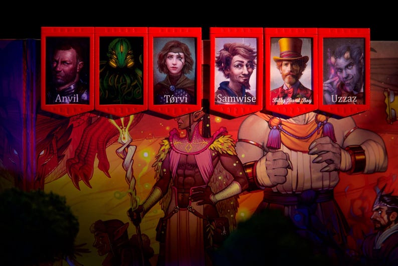 Puede incluir: Ilustraci&oacute;n con seis retratos en marcos rojos, cada uno representando un personaje diferente. Los retratos est&aacute;n etiquetados con nombres como "Anvil", "T&ouml;rvi" y "Samwise". La obra de arte tiene un tema de fantas&iacute;a con dise&ntilde;os de personajes detallados.