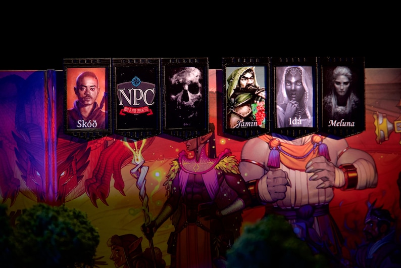 Puede incluir: Ilustraci&oacute;n de tem&aacute;tica fant&aacute;stica con pancartas que muestran retratos de personajes y el texto "NPC". Las pancartas est&aacute;n sobre figuras con ropa y accesorios coloridos. La imagen tiene un fondo oscuro.