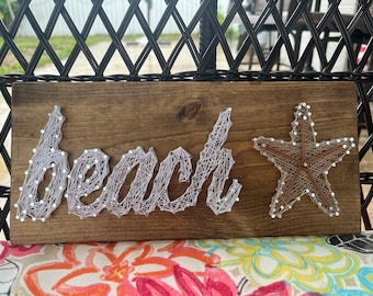 Placa de madera hecha a mano con arte de hilo de playa y estrella de mar. Decoración de playa, arte de hilo de playa, arte de hilo de estrella de mar.
