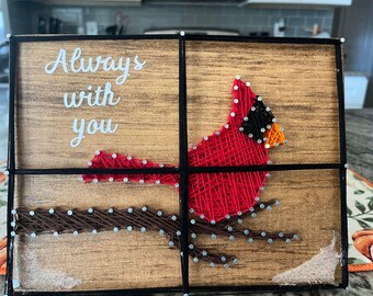 Arte con cuerdas de cardenal en ventana, decoración Siempre contigo, arte con cuerdas de seres queridos, arte conmemorativo, decoración de cardenal en una rama, arte con cuerdas de invierno, rojo