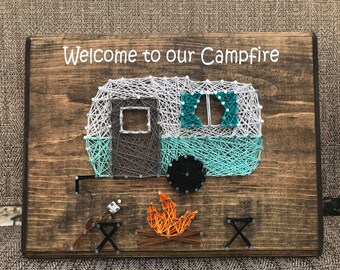 Bienvenidos a nuestra fogata con arte de cuerdas de malvaviscos, decoración de caravanas vintage, decoración de vehículos recreativos, decoración de fogatas, letreros para campamentos, decoración de malvaviscos