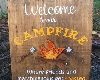Bienvenido a nuestra fogata con arte de cuerdas de malvavisco, decoración de camper vintage, decoración de vehículos recreativos, decoración de fogatas, letreros de campamento, decoración de malvaviscos