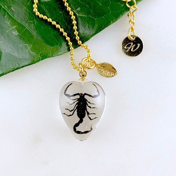 Véritable collier de cœur de scorpion noir | Chaîne à billes plaquée or / rhodium 16K | Collier Saint-Valentin | Collier en résine