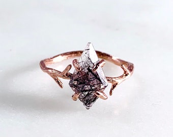 Rosegold Zweig Ring mit Schwarzem Rutilquarz Drachen | Zierlicher zarter Rankenring | Turmalinquarz Edelstein | Witchy Ring