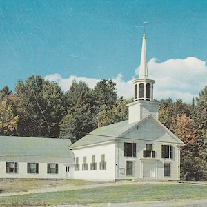 Unused 1950s photo postcard with autumn scene of Campton Congregational Church, Campton, New Hampshire