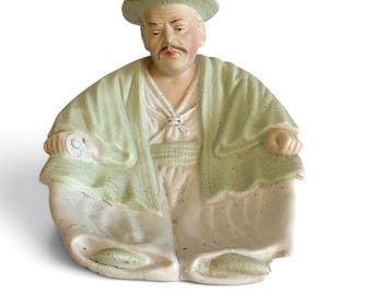 Plato de porcelana vintage japonés con forma de hombre de barro, sombrero cónico y túnica verde, 5 pulgadas.