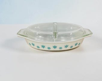 Cazuela Pyrex vintage con diseño de copo de nieve azul, dividida, de 1,5 cuartos de galón, con tapa, color blanco.