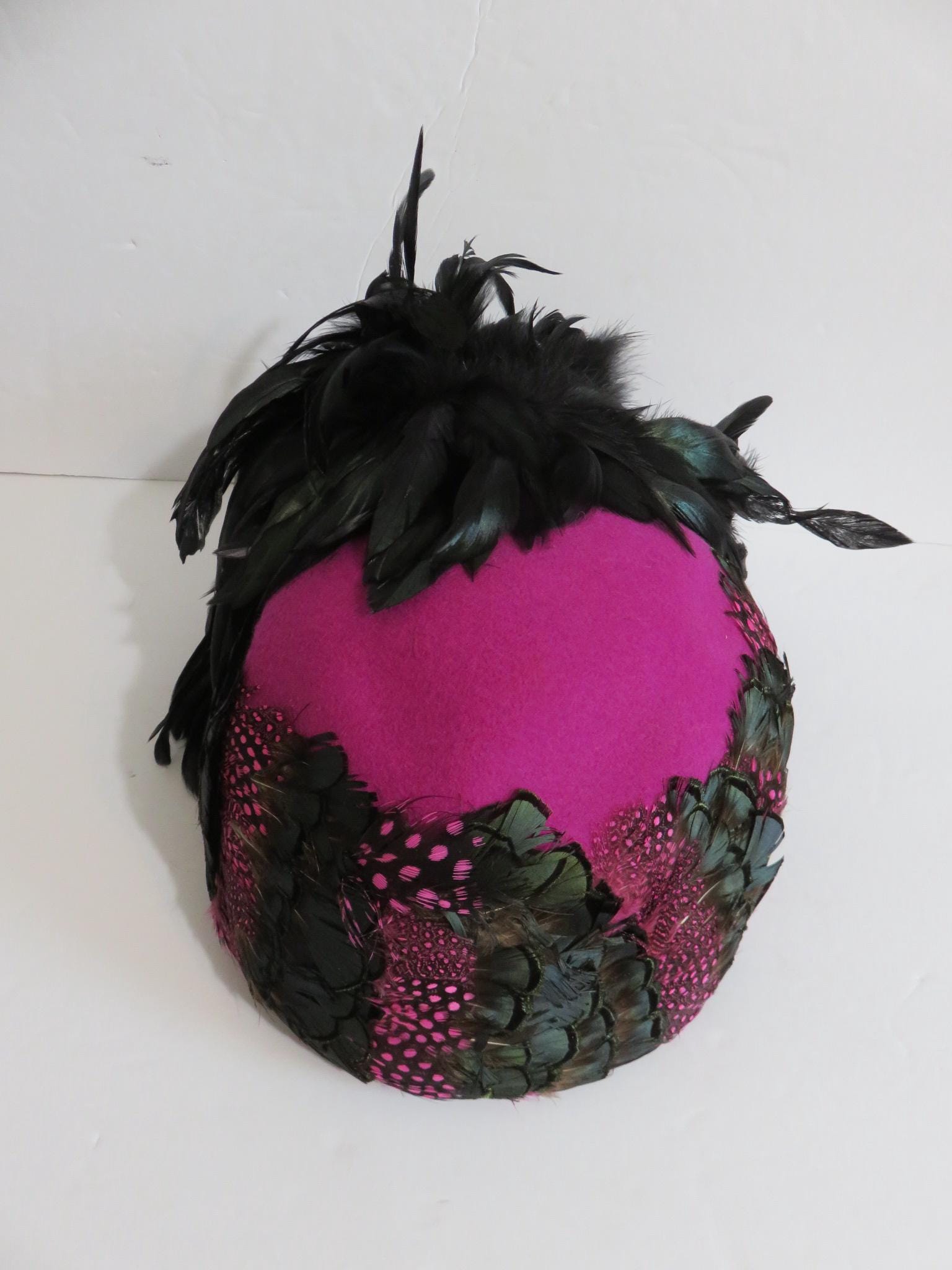 Vintage Art Deco Fuchsia Wool & Black‎ Feather Cocktail Flapper Cap USA Vintage Art Deco Wool Flapper Cap: Fuchsia & Black Feather  main image 2