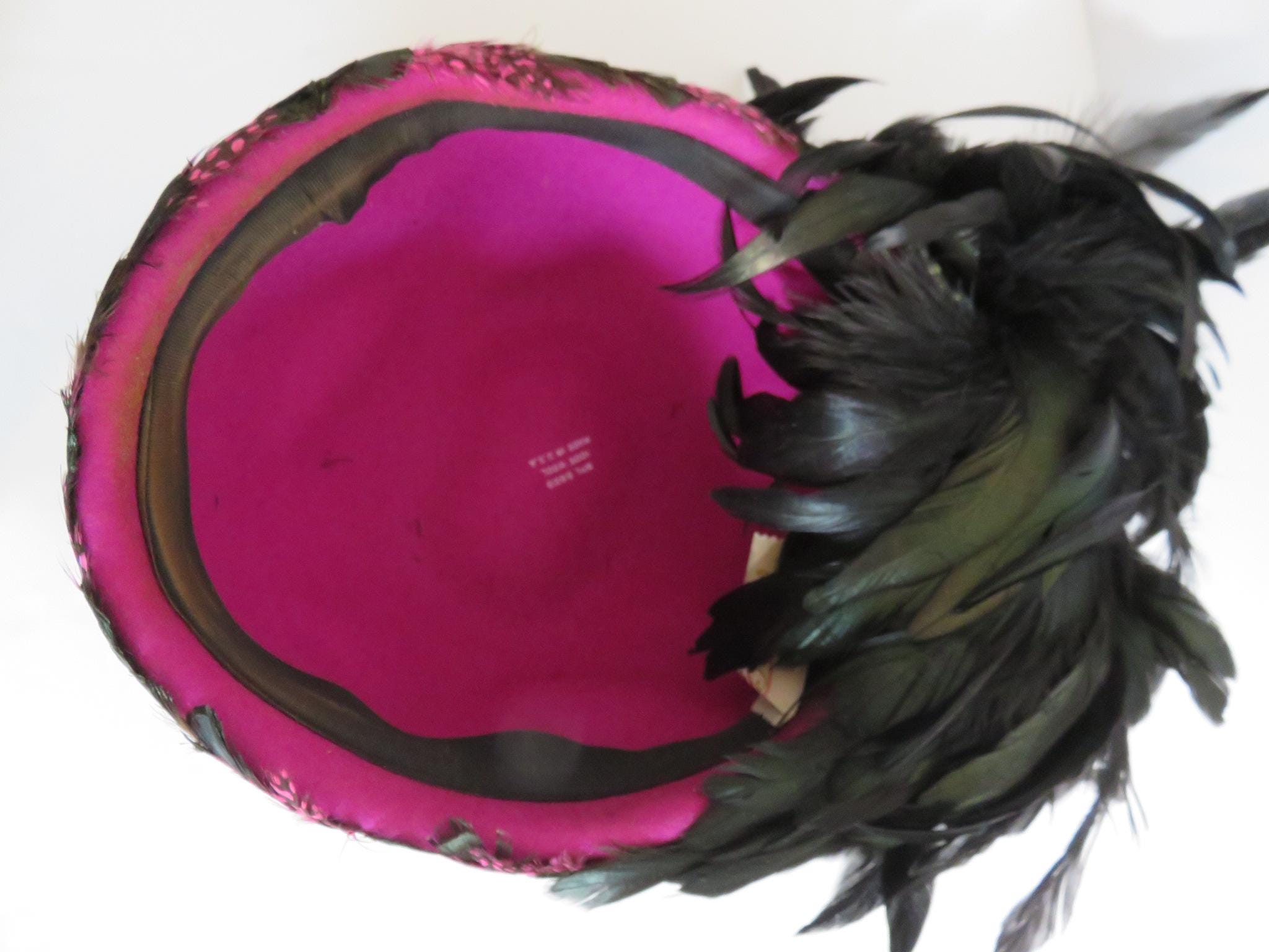 Vintage Art Deco Fuchsia Wool & Black‎ Feather Cocktail Flapper Cap USA Vintage Art Deco Wool Flapper Cap: Fuchsia & Black Feather  main image 4