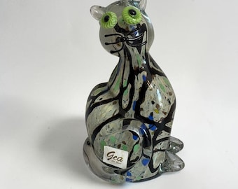 Figura de gato de vidrio artístico GCA con remolinos de confeti multicolor y ojos verdes, 16,5 cm (6,5 pulgadas), n.° 28811