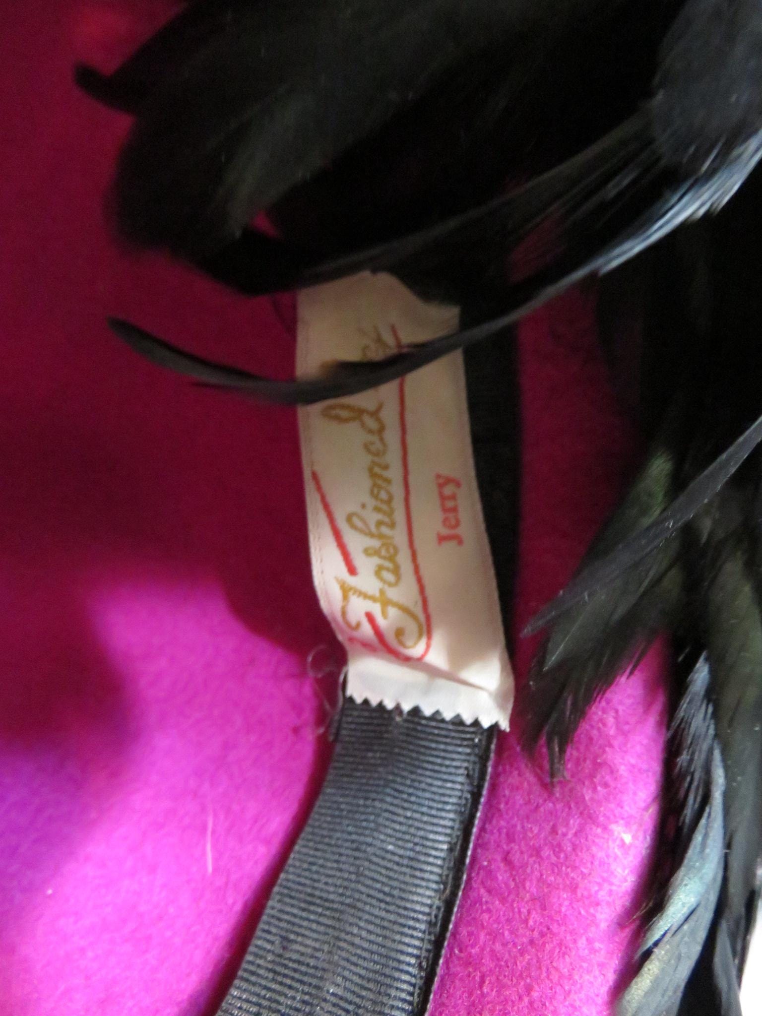 Vintage Art Deco Wool Flapper Cap: Fuchsia & Black Feather 