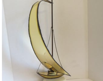 Escultura vintage de velero de latón de 53 cm de altura sobre base de ónix. Obra de arte firmada de mediados de siglo.