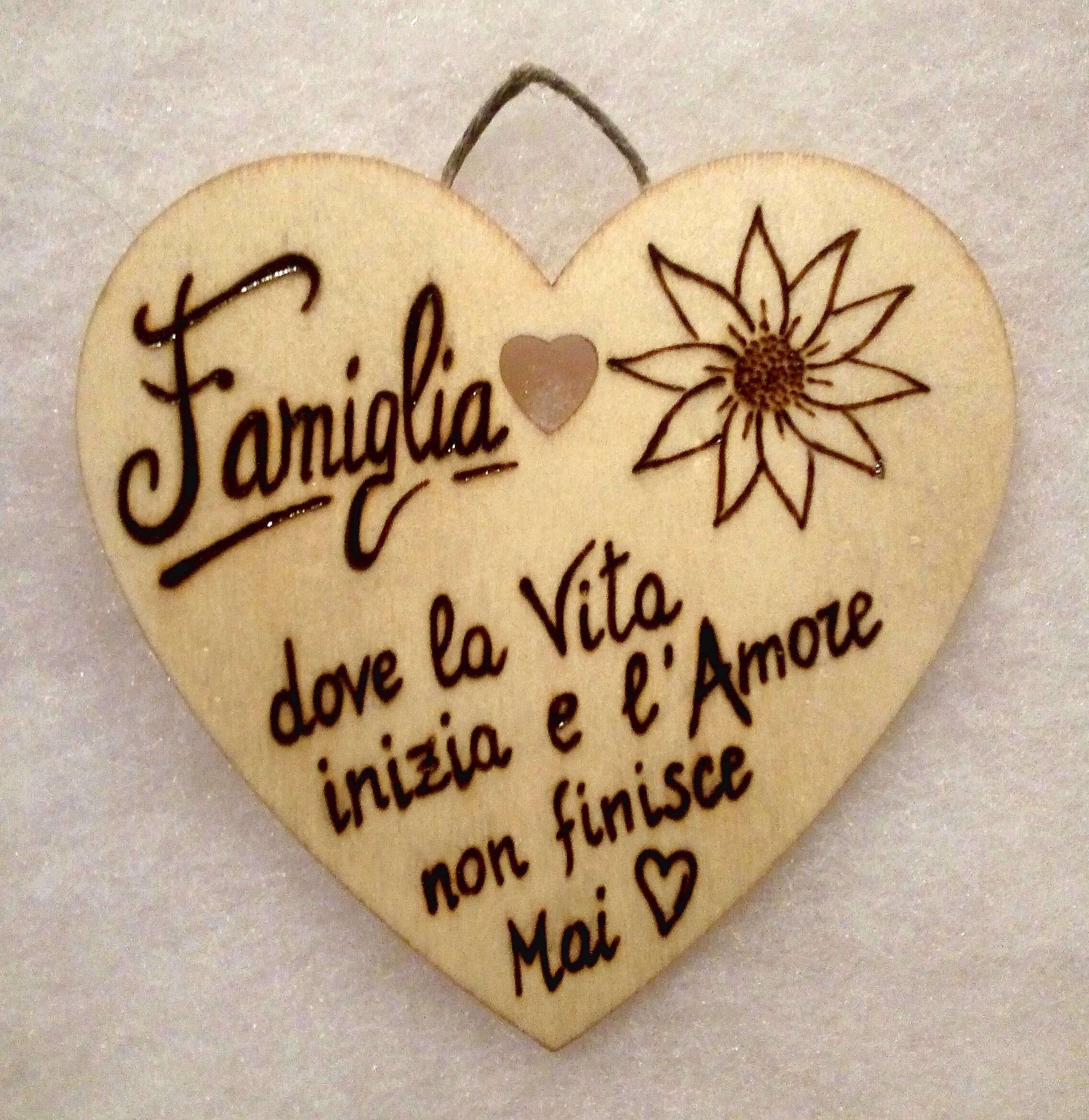 Targa Motivazionale In Legno A Cuore - Scritta Inglese "It's Not What We Have..." - Rustica, Da Parete, 10x9 Cm
