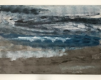 Op de afbeelding: Abstracte schilderij van een zeelandschap in tinten blauw, grijs en wit. Het schilderij toont een stormachtige lucht met golven die aan de kust breken.