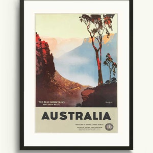Peut inclure: Affiche de voyage vintage faisant la publicité d'un voyage dans les Blue Mountains en Nouvelle-Galles du Sud, en Australie. L'affiche présente une vue panoramique des montagnes avec un eucalyptus au premier plan. Le texte "THE BLUE MOUNTAINS NEW SOUTH WALES AUSTRALIA" est imprimé en lettres noires et grasses.