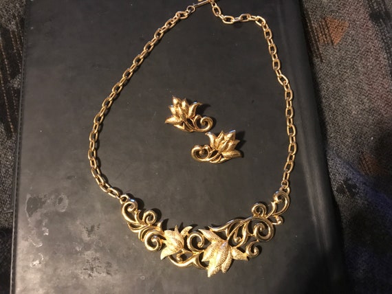 Monet,gold tone vintage necklace - image 6