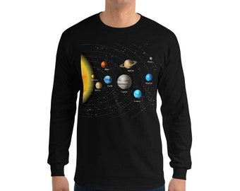Camiseta de manga comprida com os planetas do Sistema Solar, ideal para presentear no universo da astronomia e ciência espacial.