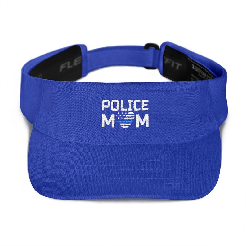 Pu&ograve; includere: Una visiera blu reale con un designo ricamato bianco che dice "POLICE MOM" con un cuore di bandiera americana.