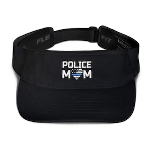 Pu&ograve; includere: Visiera nera con il testo "POLICE MOM" in bianco con un cuore di bandiera americana con una linea blu.