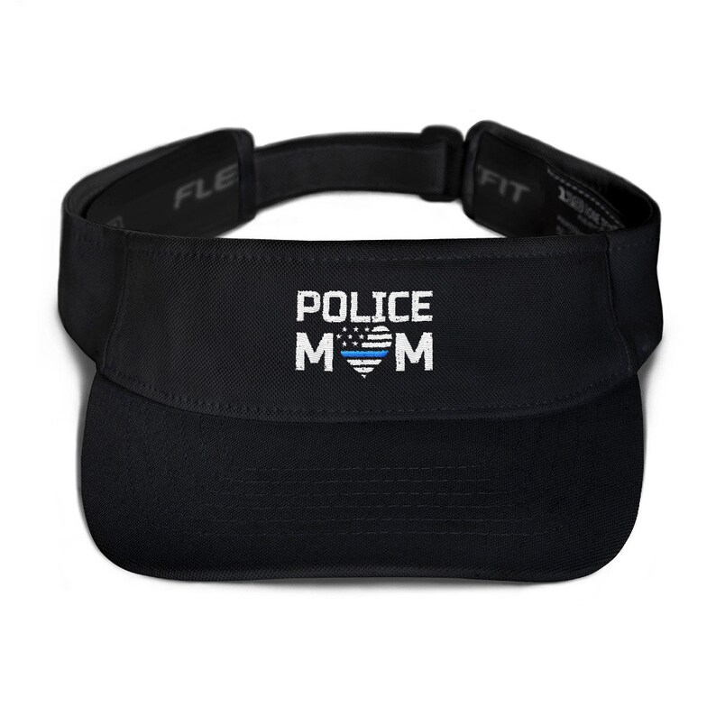 Pu&ograve; includere: Visiera nera con il testo "POLICE MOM" in bianco con un cuore di bandiera americana con una linea blu.