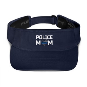 Pu&ograve; includere: Visiera blu navy con un cuore ricamato bianco con un design di bandiera americana a linea blu sottile e il testo "POLICE MOM".