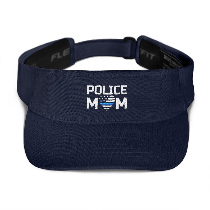 Pu&ograve; includere: Visiera blu navy con un cuore ricamato bianco con un design di bandiera americana a linea blu sottile e il testo "POLICE MOM".
