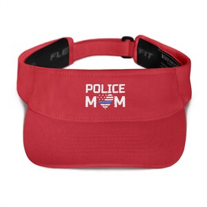Pu&ograve; includere: Visiera rossa con un cuore ricamato con la bandiera americana con una linea blu e il testo "Police Mom".