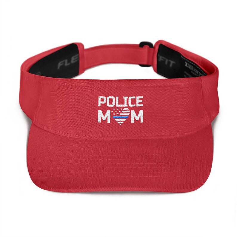 Pu&ograve; includere: Visiera rossa con un cuore ricamato con la bandiera americana con una linea blu e il testo "Police Mom".