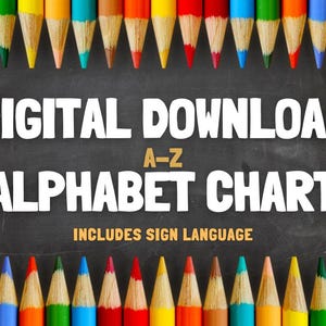 Puede incluir: Una descarga digital para una tabla del alfabeto con lenguaje de señas. La tabla se muestra en un fondo de pizarra negra con lápices de colores que bordean la parte superior e inferior de la imagen. El texto "DIGITAL DOWNLOAD A-Z ALPHABET CHART INCLUDES SIGN LANGUAGE" se muestra en blanco en la pizarra.
