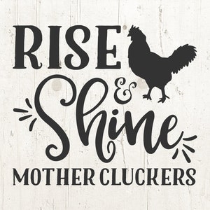 Può includere: Grafica in bianco e nero con una silhouette di gallo e il testo "Rise & Shine Mother Cluckers".