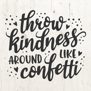 Könnte beinhalten: Schwarz-weiße Typografie auf weißem Holzgrund. Der Text lautet "Throw kindness around like confetti."