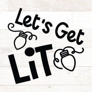 以下が含まれることがあります： 白木の背景に黒と白のグラフィックデザイン。テキストは「Let's Get LIT」で、2つの様式化された電球のイラストが描かれています。お祝いやパーティーの装飾に適しています。