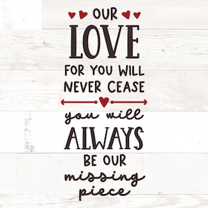 Op de afbeelding: Een wit houten bord met een rood hart en de tekst "OUR LOVE FOR YOU WILL NEVER CEASE you will ALWAYS BE OUR missing piece".