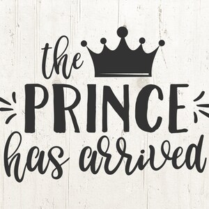 Puede incluir: Texto en blanco y negro sobre un fondo de madera blanca que dice "the PRINCE has arrived" con una corona negra sobre la palabra "prince".