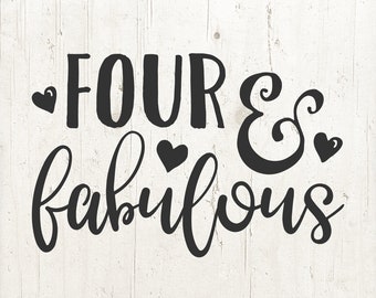 Puede incluir: Diseño gráfico de texto en blanco y negro con las palabras "Four & fabulous" sobre un fondo de madera blanco.