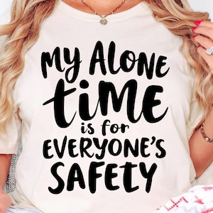 Mi tiempo a solas es para la seguridad de todos, cita divertida SVG PNG para camisetas, diseño sarcástico SVG, PNG divertido, archivos de diseño de camisetas