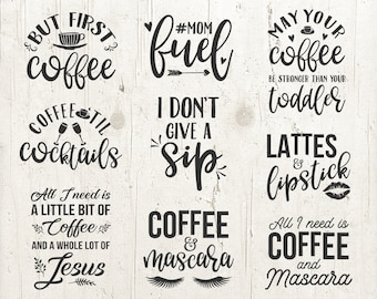 Può includere: Un set di nove cartelli stampabili in bianco e nero con citazioni sul tema del caffè. Le citazioni includono "But first coffee", "Coffee til cocktails", "All I need is a little bit of coffee and a whole lot of Jesus", "#Mom fuel", "I don't give a sip", "May your coffee be stronger than your toddler", "Lattes & lipstick", "Coffee & mascara", and "All I need is coffee and mascara".