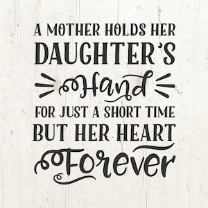 Provérbios Svg de mãe mãe filha - arquivos Svg de família para Cricut - presente de filha - mãe filha - uma mãe segura a mão de sua filha