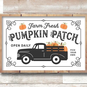 Peut inclure: Une pancarte blanche avec du texte noir et des illustrations. La pancarte indique "Farm Fresh Pumpkin Patch" avec un camion noir transportant des citrouilles. La pancarte indique également "Open Daily" et "Pick Your Own".