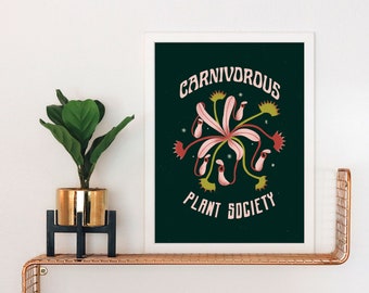 Peut inclure: Une impression encadrée blanche avec un fond vert foncé représentant une illustration stylisée d'une plante carnivore avec des détails roses et rouges. Le texte "CARNIVOROUS PLANT SOCIETY" est imprimé en lettres blanches.