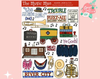 Può includere: Un foglio di adesivi con illustrazioni e testo di "The Music Man". Il design include strumenti musicali, un papillon, un cappello, un pianoforte e testo come "Trouble" e "River City". Il foglio è resistente alle intemperie.